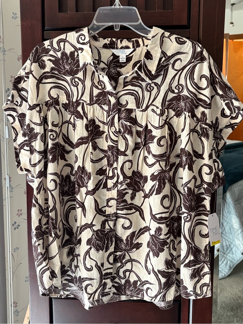 Time and Tru Cream Short-Sleeve Button-Up Shirt with Black Floral Print